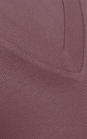 Dopasowana sukienka w prążki brudny róż (5579-35)