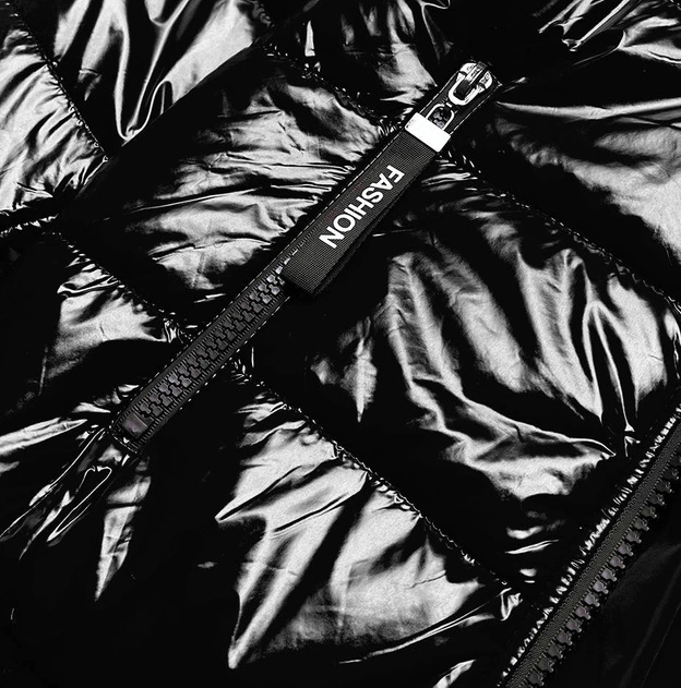 Błyszcząca kurtka damska ze ściągaczem czarna (LD7250BIG)