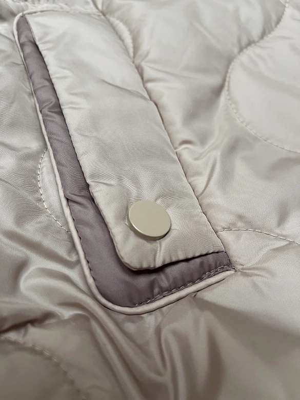 Krótki bezrękawnik damski z odpinanym kapturem BH Forever jasny beż (BH-2414BIG)