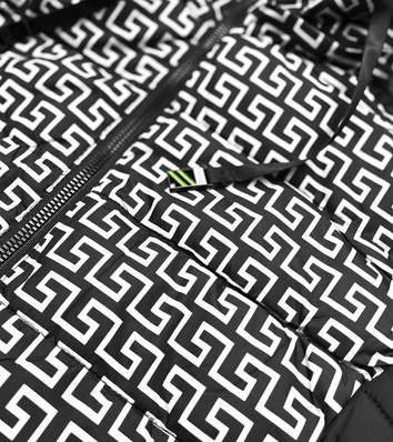 Wzorzysta kurtka damska z kapturem czarno-biała (w715)