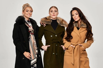 DAMSKI PŁASZCZ Z FUTERKIEM KARMELOWY (SASKIA)