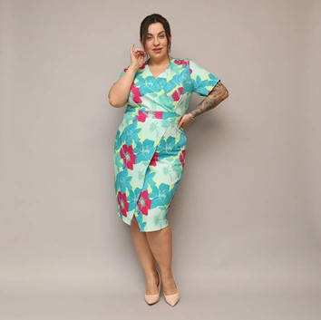 Kopertowa sukienka do kolan w kwiaty zielony-fuksja (742)