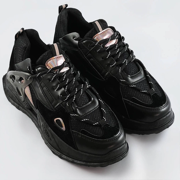 Sznurowane buty na podwyższonej podeszwie czarne (7002)