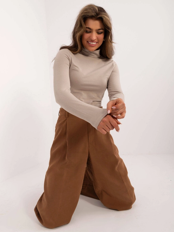 Bawełniana bluzka damska z golfem beżowa (M02527B)