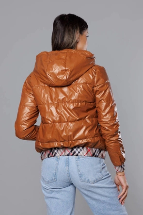Krótka kurtka damska z ozdobnym wykończeniem karmelowa (B8030-14)