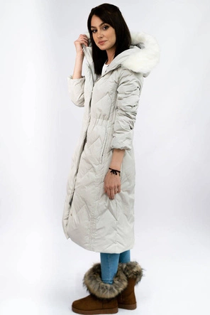 ZIMOWY PŁASZCZ DAMSKI Z KAPTUREM I PUCHEM NATURALNYM JASNOSZARY (7119)