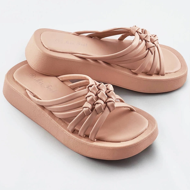 Damskie klapki na płaskiej podeszwie beżowe (cm-59)