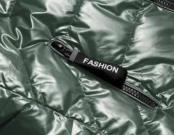 Błyszcząca kamizelka damska z kapturem zielona (b8019-10)