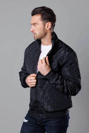 Pikowana kurtka męska ze ściągaczami czarna (58M13083-392)