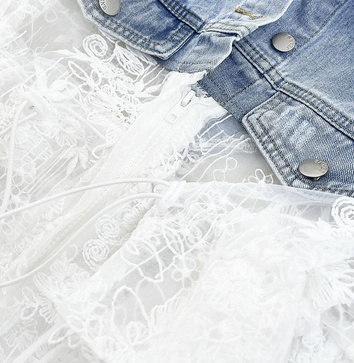 KURTKA DAMSKA Z ŁĄCZONYCH MATERIAŁÓW JEANS/BIAŁA (5833K)