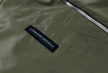 Cienka kurtka damska z ozdobną lamówką khaki (B8145-11)