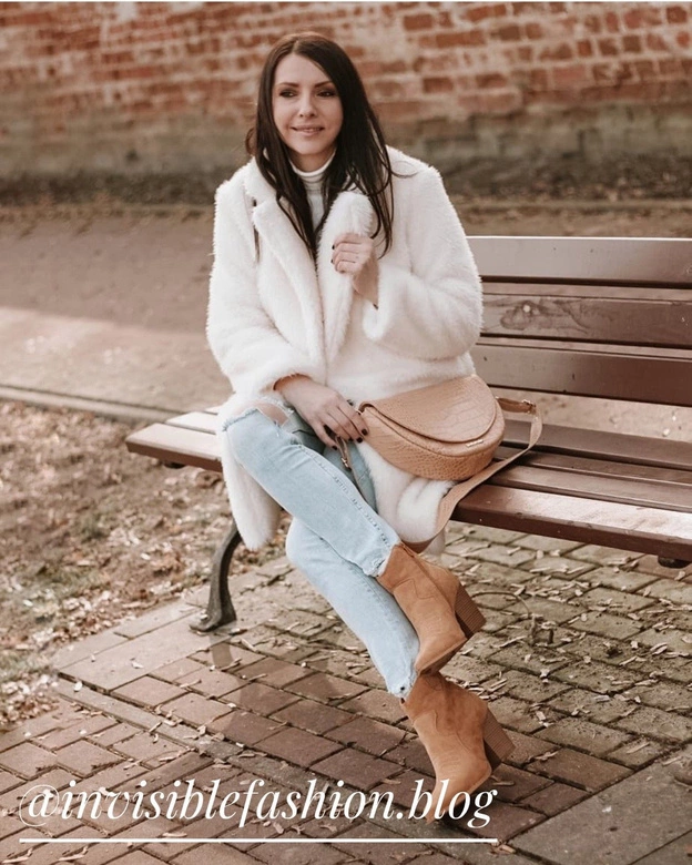 FUTRZANY ZIMOWY DAMSKI PŁASZCZ Z KIESZENIAMI ECRU (461ART)