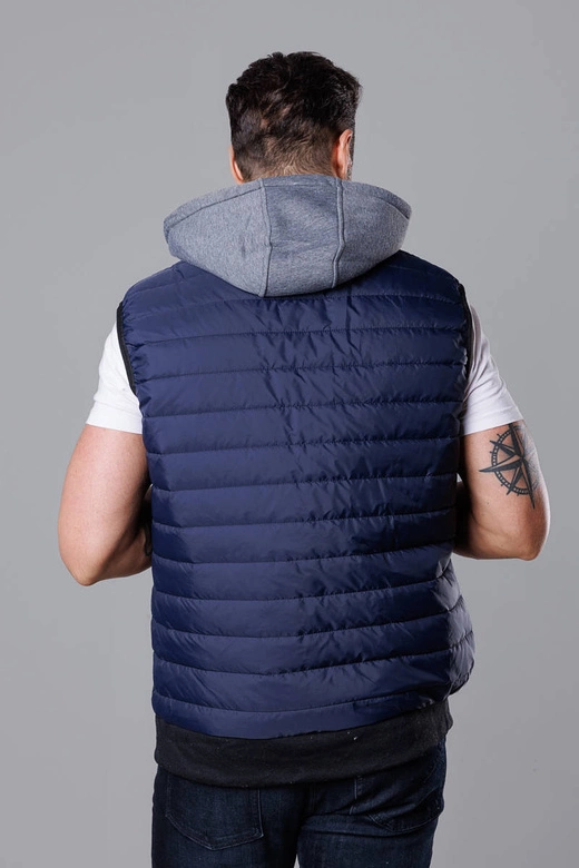 Pikowany bezrękawnik męski z kapturem granatowy (8M983-215)