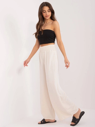 Szerokie spodnie damskie w gumę kremowe (8390)