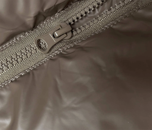 Puchowa długa kamizelka z kapturem beżowa (5M3183-84)