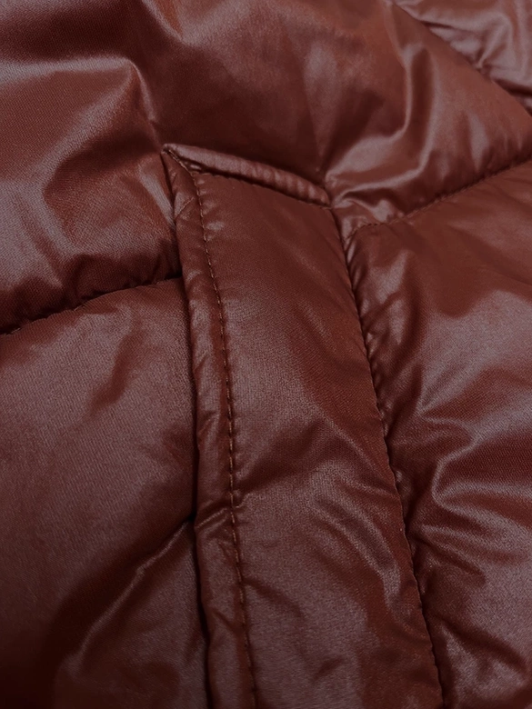 Przejściowa pikowana kurtka damska z kapturem ciemny rudy (21300)