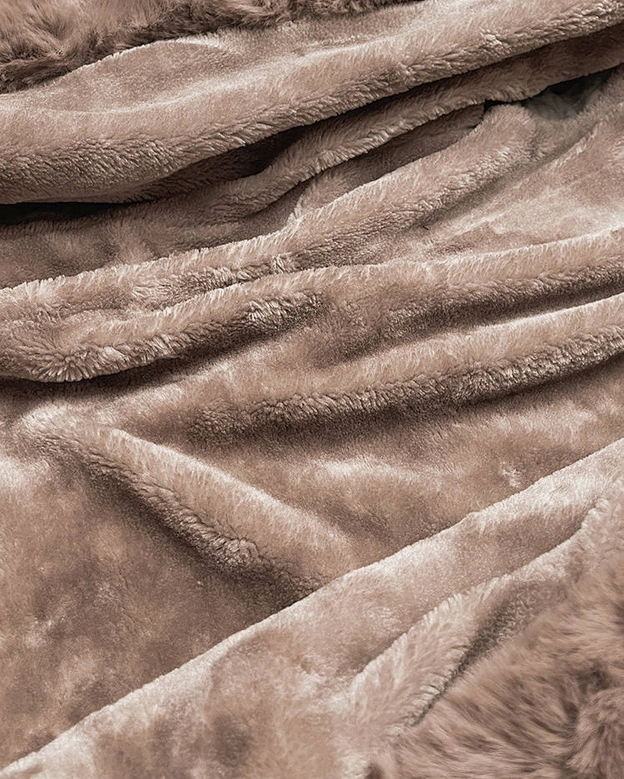 Damska kurtka jeansowa na futrzanej podszewce niebieski/beżowy (B8068-50012)