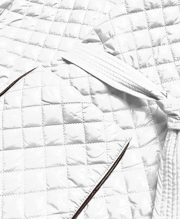 Pikowana kurtka damska z paskiem biała (7262)