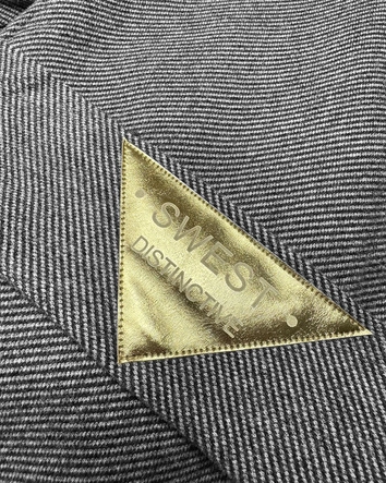 Długi płaszcz damski z paskiem S'West czarny-paseczki (B8542-1)