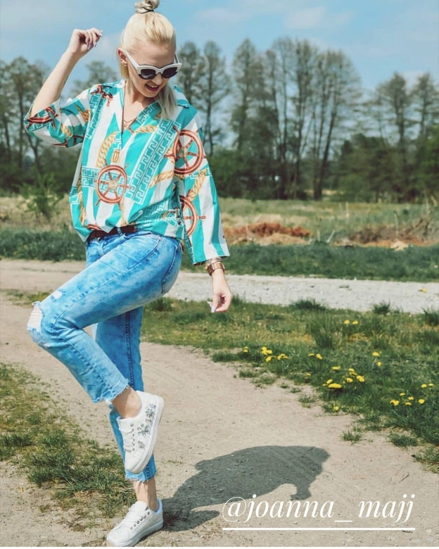 KOSZULA OVERSIZE WE WZORY BIAŁO-CZARNA (301ART)