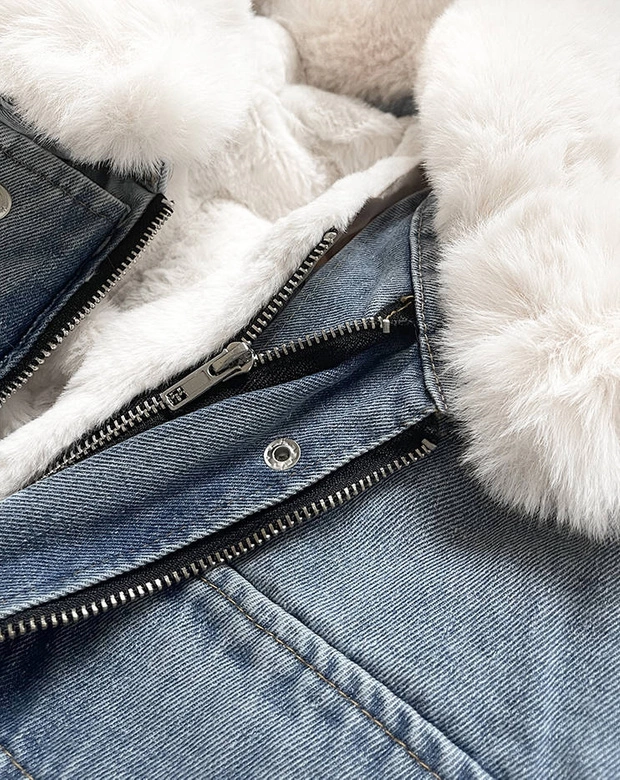 DAMSKA KURTKA JEANSOWA Z FUTRZANĄ PODPINKĄ NIEBIESKO-BIAŁA (9020#)