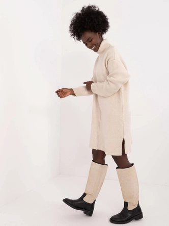 Dzianinowa sukienka z golfem jasnobeżowa (0547)