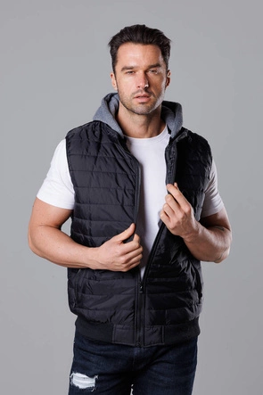 Pikowany bezrękawnik męski z kapturem czarny (8M983-392)