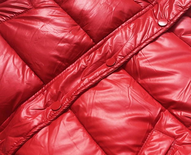 Krótka kurtka puchowa typu crop czerwona (d2-3831-16)