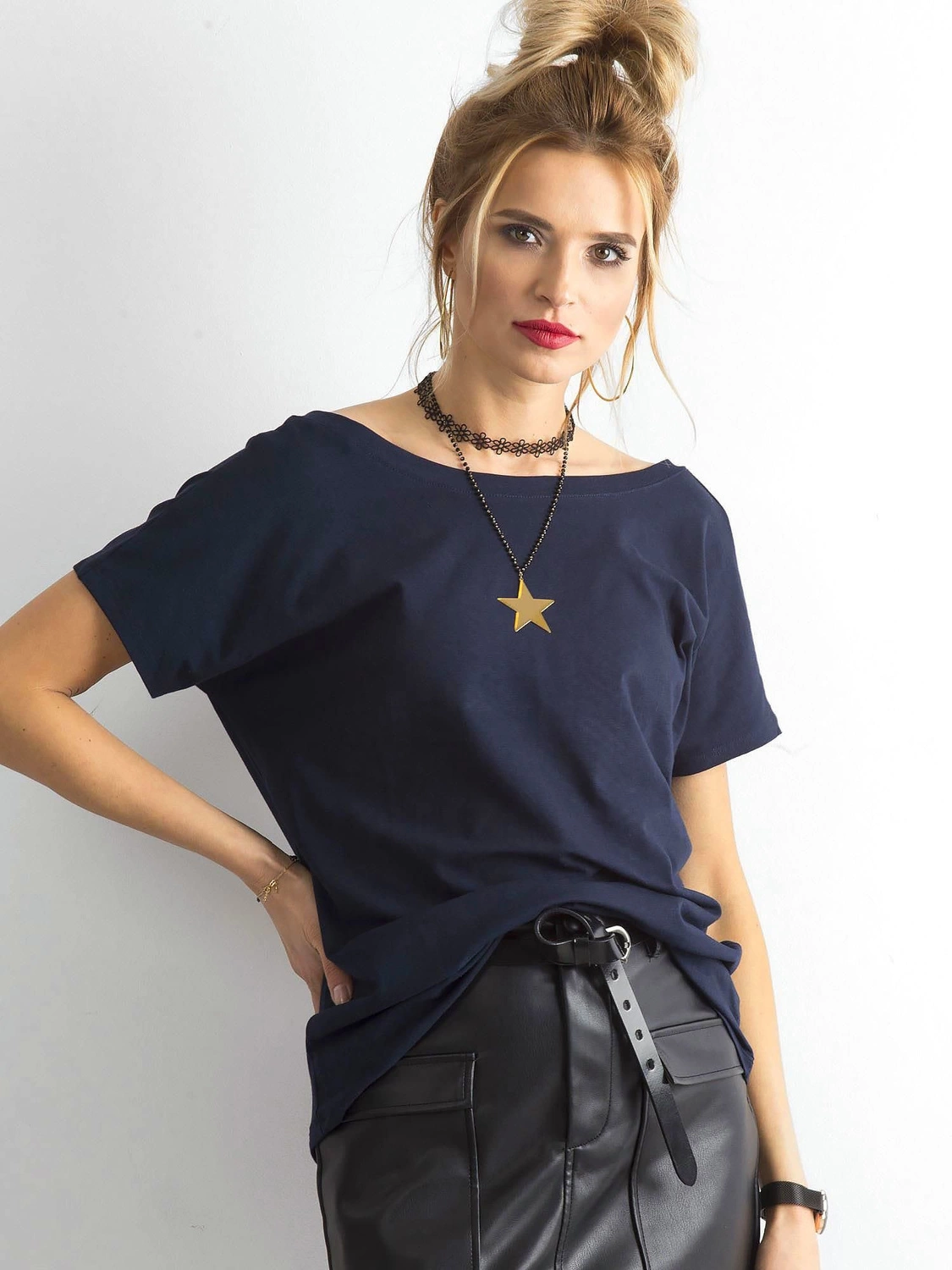 T-shirt basic z dekoltem z tyłu Feel Good granatowy (4662-37P)