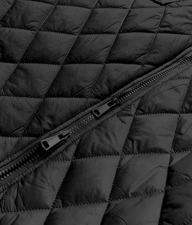 Prosta pikowana kurtka z kapturem czarna (ag6-29)