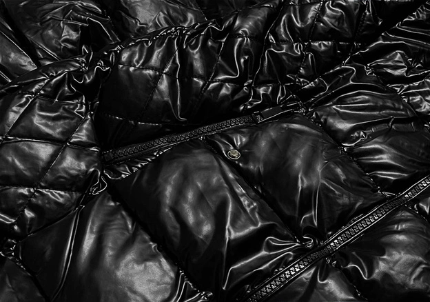 Taliowana kurtka zimowa damska czarna (2M-028)