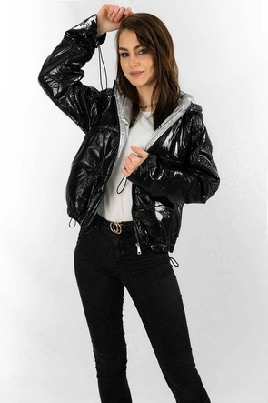 Błyszcząca pikowana kurtka damska z kapturem czarna (b9560)