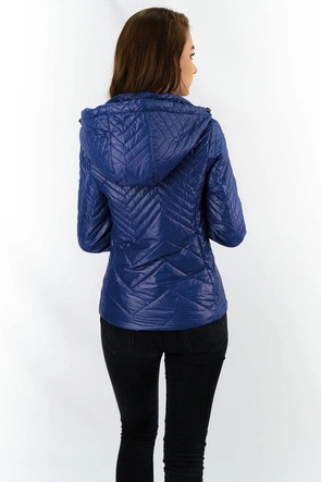 Krótka pikowana kurtka damska z kapturem granatowa (b9566)
