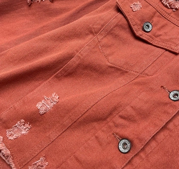 KRÓTKA DAMSKA KURTKA JEANSOWA CEGLANA (621ART)