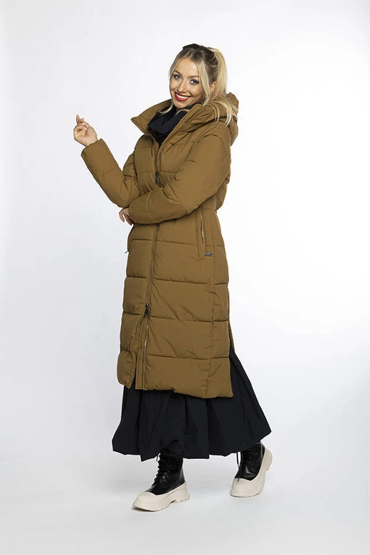 Długa taliowana damska kurtka zimowa Ann Gissy brązowa (AG1-J9157)