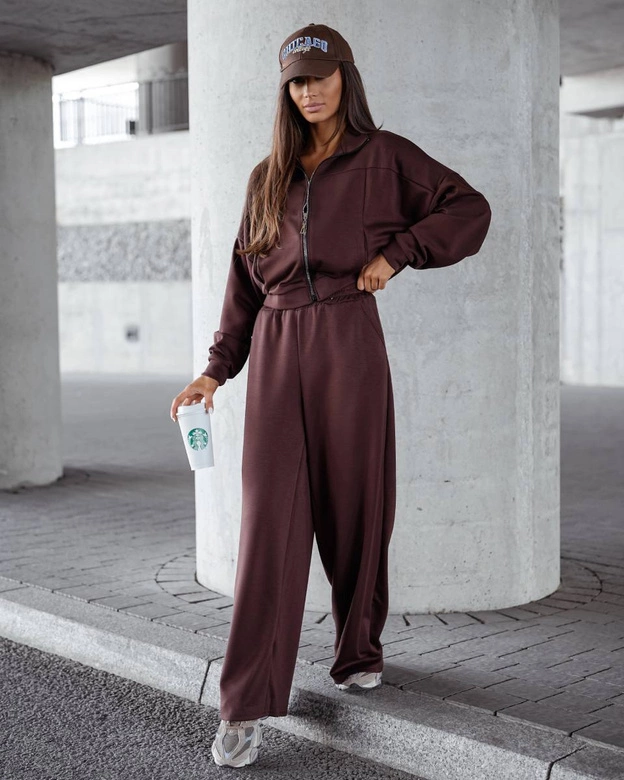 Komplet damski szerokie spodnie i bluza ze stójką czekoladowy (821109)