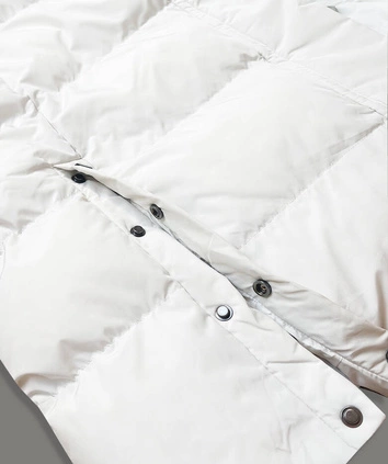 Długa zimowa kurtka damska na futerku biała (2M-025)