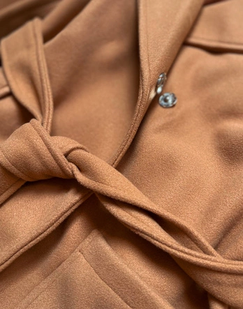 DAMSKI PŁASZCZ Z FUTERKIEM KARMELOWY (SASKIA)