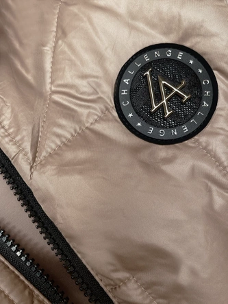 Pikowana kamizelka damska z asymetrycznym dołem S'West jasny beż (B8237-51)