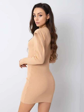 Dzianinowa sukienka z szerokimi ramionami Rue Paris beżowa (5676)