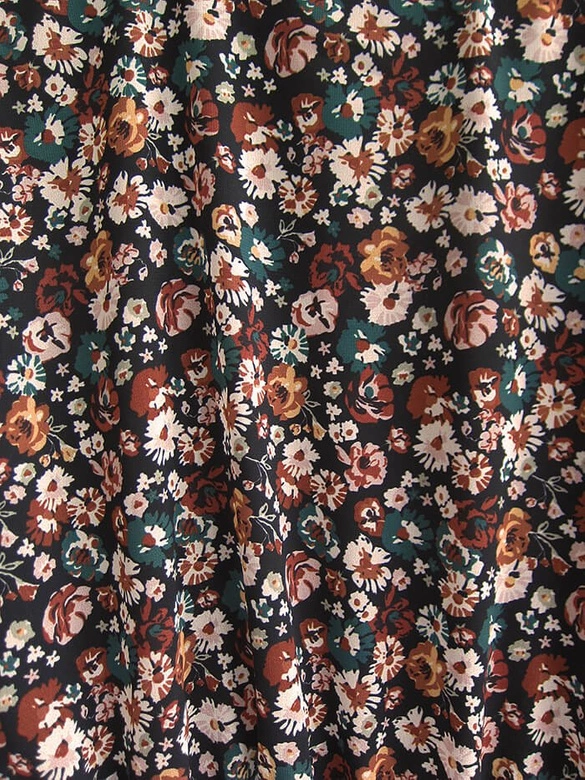 ZWIEWNA SUKIENKA W KWIATKI CZARNA (563ART)