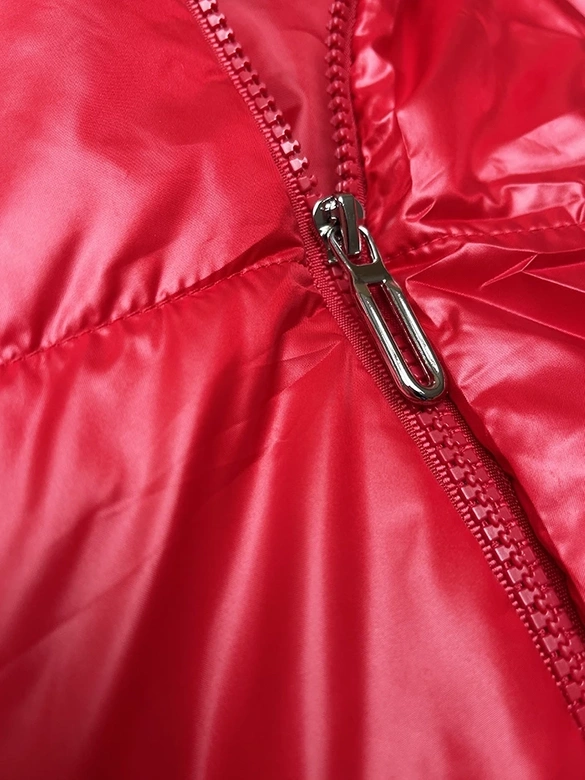 Puchowy bezrękawnik z odpinanym kapturem czerwony (B8247-4)