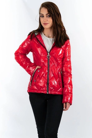 Pikowana kurtka damska z kapturem czerwona (r9562)