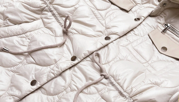 Damska kurtka pikowana ze stójką jasny beż (ag8-001)