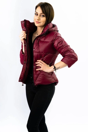 Damska kurtka pikowana z odpinanym kapturem bordowa (7564)