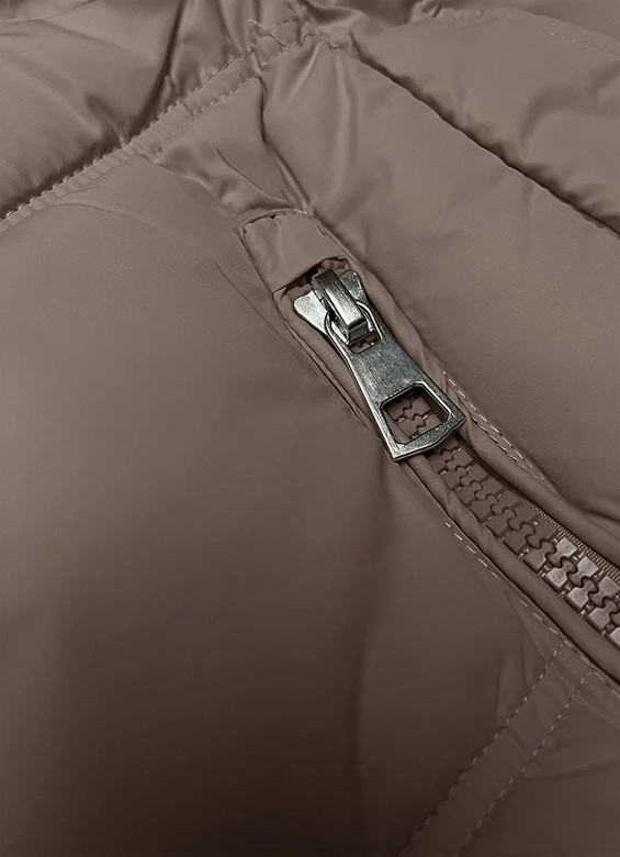 Bezrękawnik damski ze stójką i kapturem Miss Titi ciemny beż (3132)