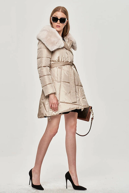 Damski zimowy płaszcz z futrem beżowy (008)