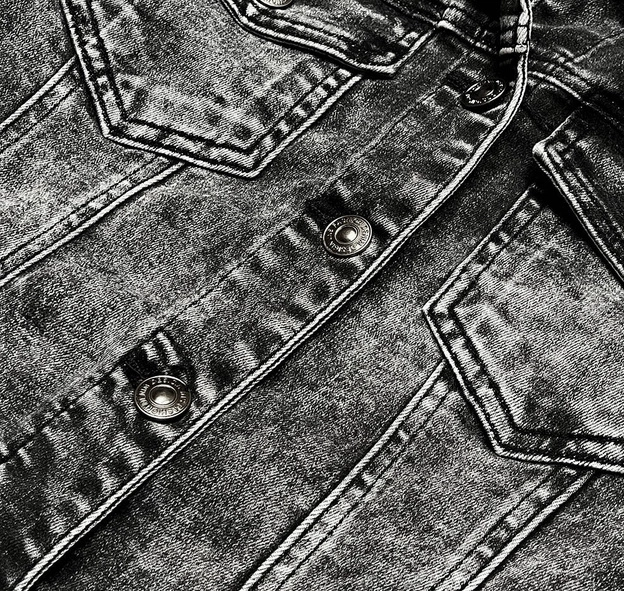 Krótka damska kurtka jeansowa czarna (pop5989-k)