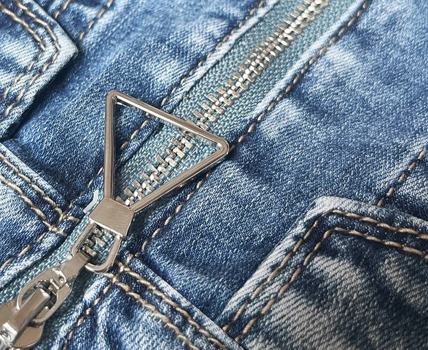 Jeansowa sukienka z przetarciami niebieska (GD6629)