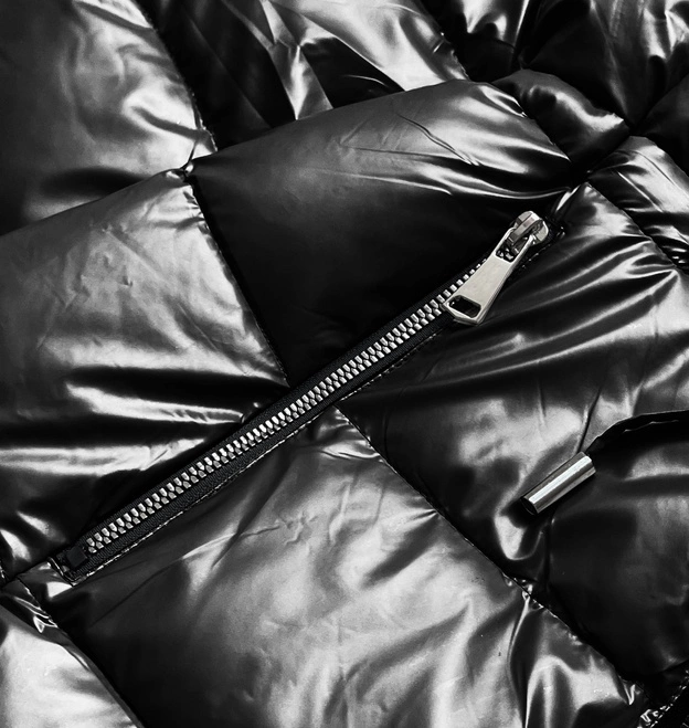 Metaliczna kurtka dwustronna damska czarna (b8070-1)